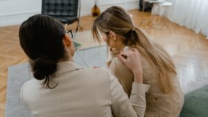 Pessoa com expressão confusa durante uma conversa, simbolizando dificuldade de entender a fala causada por perda auditiva.